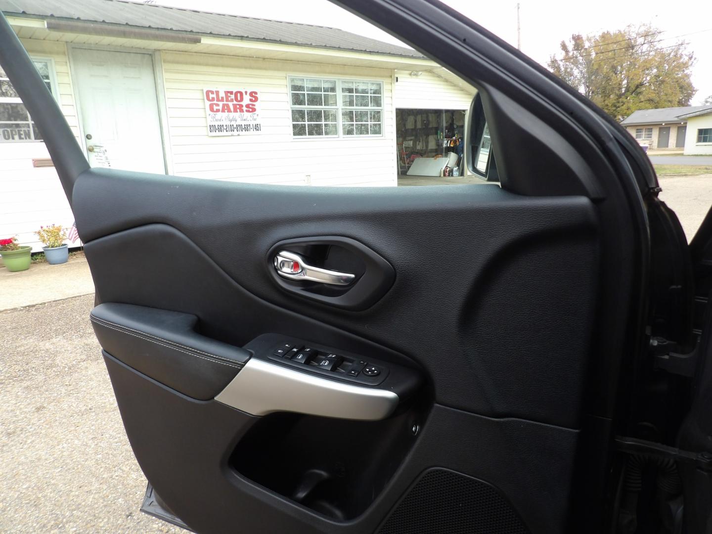 2018 Granite Crystal Metallic /Black Jeep Cherokee (1C4PJLLB9JD) , located at 401 First NE, Bearden, AR, 71720, (870) 687-3414, 33.726528, -92.611519 - Photo#8